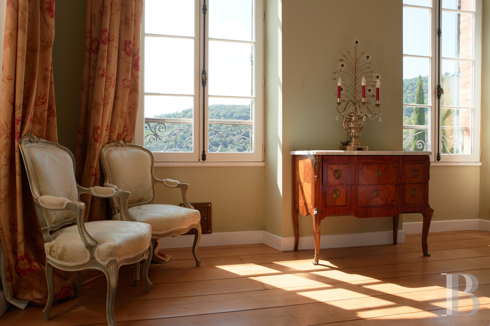 Dans le Var, sur la commune de Sainte-Maxime, une villa d’inspiration italienne dominant l’horizon jusqu’à la mer - photo  n°27